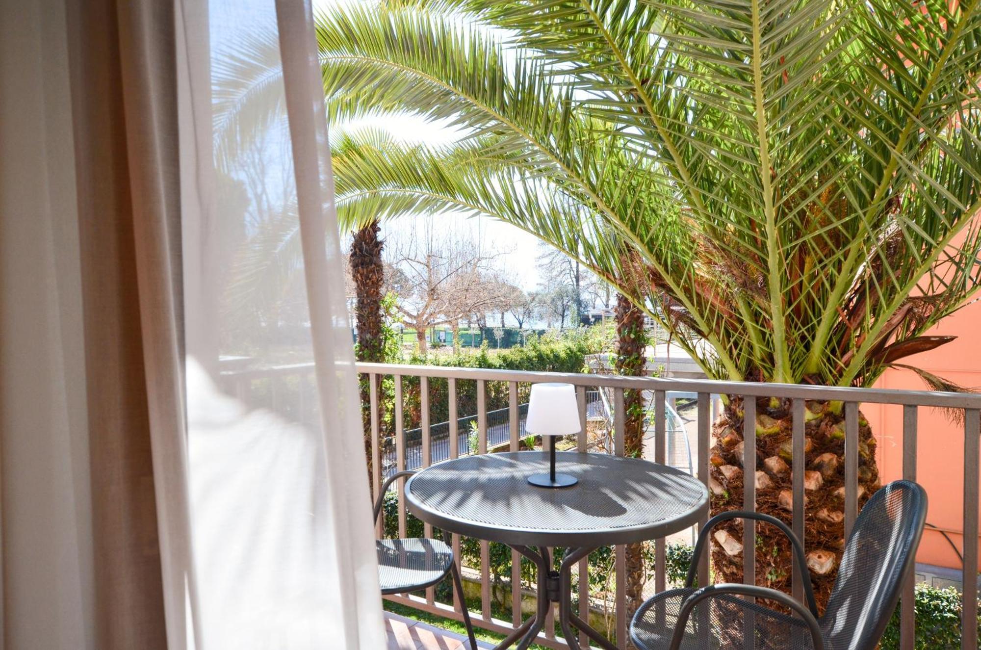 Phoenix - Lake Apartahotel 2*